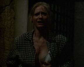 Raffaella Offidani nude, Barbara Crampton sexy – Castle Freak (1995)