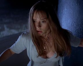 Jennifer Love Hewitt sexy, Sarah Michelle Gellar sexy – I Know What You Did Last Summer (1997)