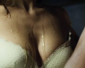 Blanca Suarez sexy – El Bar (2017)