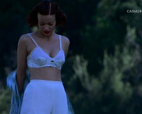 Joanna Going nude, Samantha Mathis sexy – How to Make an American Quilt (1995)