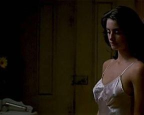 Maribel Verdu sexy, Ariadna Gil nude, Penelope Cruz sexy – Belle epoque (1992)