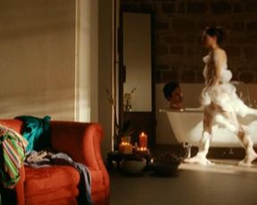 Giulia Michelini nude – Immaturi (2011)