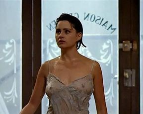 Anouk Grinberg nude, Charlotte Gainsbourg sexy – Merci la vie (1991)