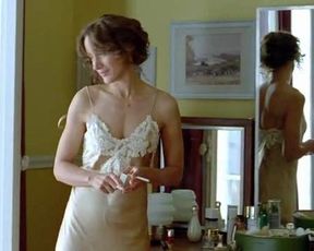 Jennifer Beals sexy – Joueuse (2009)