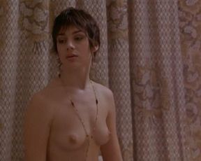Amanda Ryan nude – Metroland (1997)