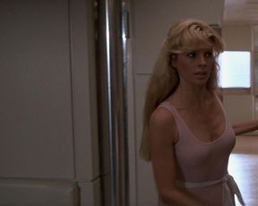 Kim Basinger sexy, Barbara Carrera sexy – Never Say Never Again (1983)