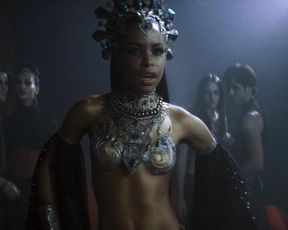 Aaliyah sexy – Queen of the Damned (2002)