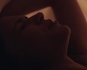 Alexis Knapp sexy – The Dorm (2014)