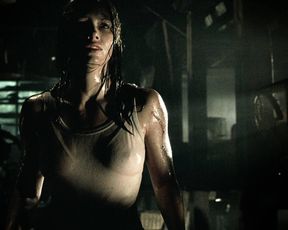 Jessica Biel sexy – The Texas Chainsaw Massacre (2003)