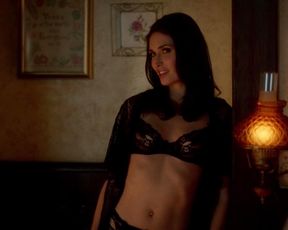 Karolina Wydra sexy – True Blood s07e06 (2014)