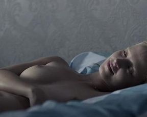 Marta Nieradkiewicz nackt – Plynace wiezowce (2013)